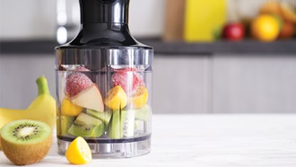 bicchiere frullatore a immersione con frutta a pezzi